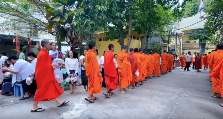 ញាតិញោមប្រគេនចង្ហាន់និងទេយ្យទាន សមណៈសិស្ស ប្រឡងឌីម្លូម (សាលាបាលី) នៅពុទ្ធិកព្រះសុរាម្រឹត